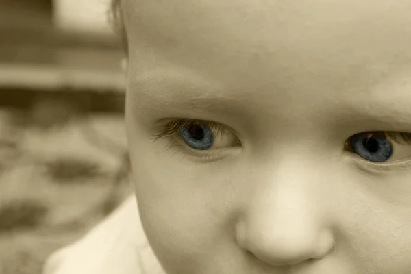 Liten pojke med blå ögon — Stockfoto