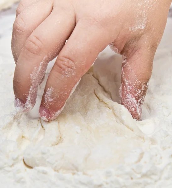 Kind handen om schimmel het deeg — Stockfoto