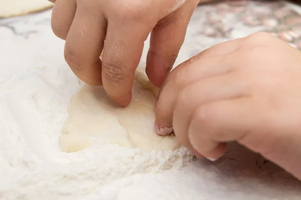 Kind handen om schimmel het deeg — Stockfoto