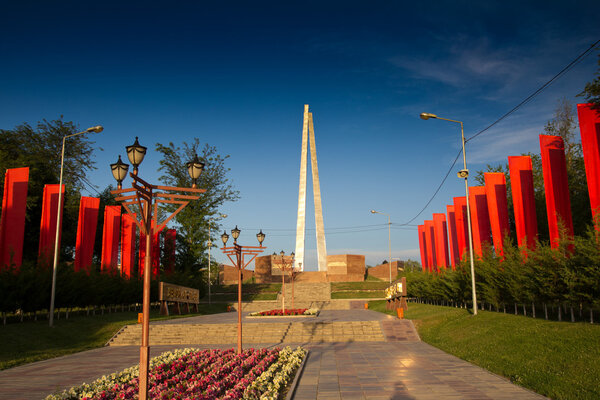 красные флаги победы в СССР на природе в парке
