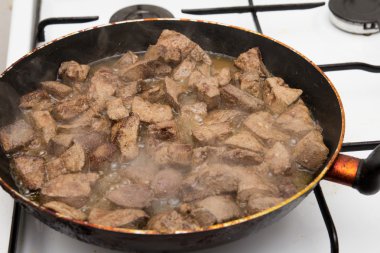 bir tavada kızarmış karaciğer