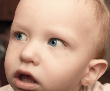 mavi gözlü küçük çocuk