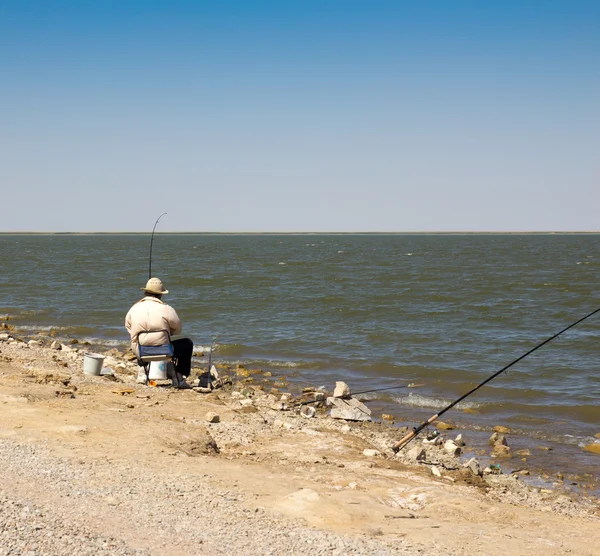 Visser vissen op het meer — Stockfoto