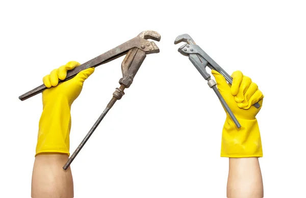 Κλειδί στα κίτρινα λαστιχένια γάντια σε άσπρο φόντο — Φωτογραφία Αρχείου