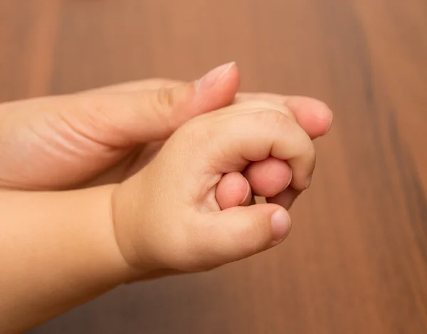 Hände Mutter und Sohn — Stockfoto