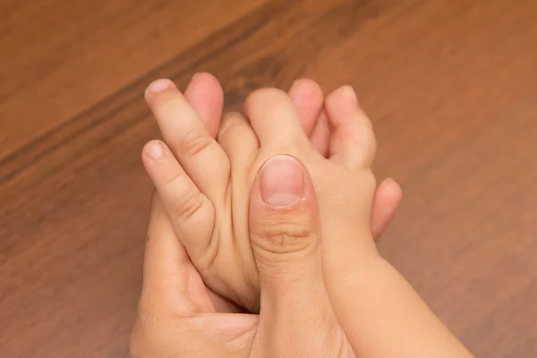 Mani madre e figlio — Foto Stock