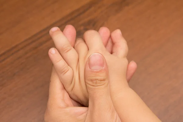 Mãos mãe e filho — Fotografia de Stock