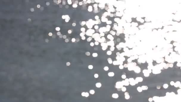 beau bokeh des rayons du soleil sur l'eau 