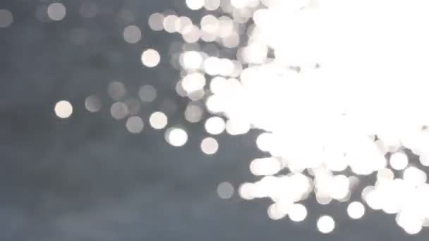 beau bokeh des rayons du soleil sur l'eau 