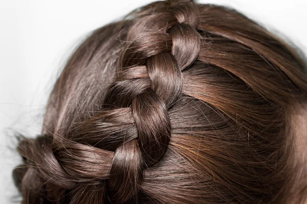 Trança bonita no cabelo da menina — Fotografia de Stock