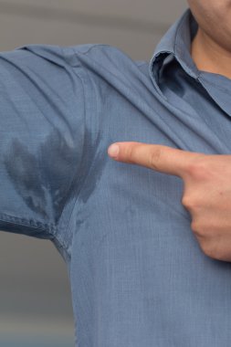 adam çok kötü bir şekilde altında mavi gömlekli koltukaltı ter hiperhidroz