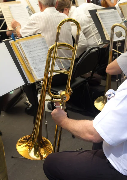 Músico toca la trompeta en la orquesta —  Fotos de Stock