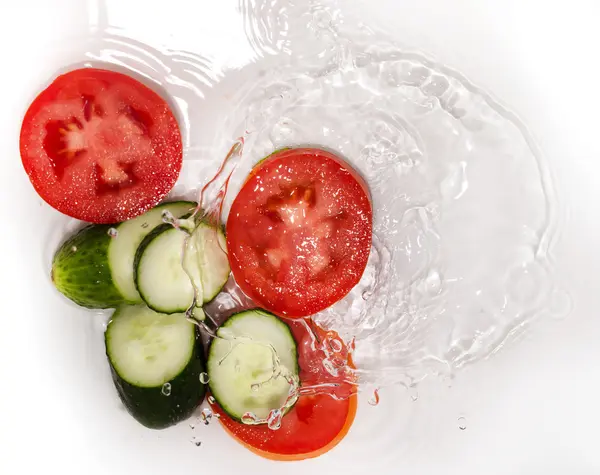 Salatalık ve domates suyu beyaz zemin üzerine — Stok fotoğraf