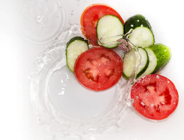 Pepino y tomate en agua sobre fondo blanco — Foto de Stock