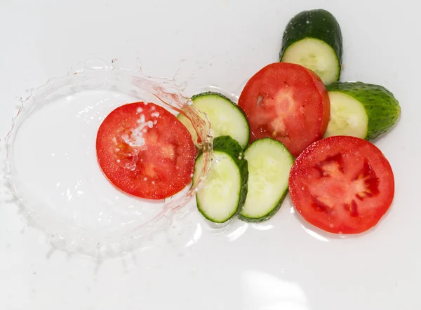 黄瓜和西红柿在白色背景上的水 — 图库照片