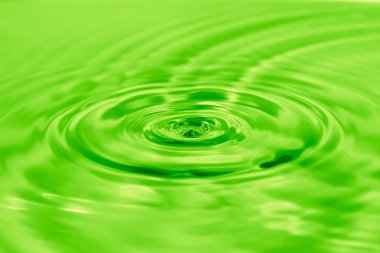 bir damla su yeşil suya düşer.