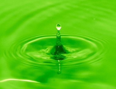 bir damla su yeşil suya düşer.