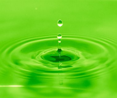 bir damla su yeşil suya düşer.