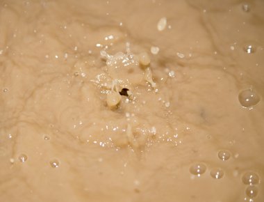 çamurlu su sıçramasına. Makro