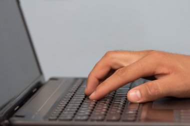 parmaklarınız ile bir dizüstü bilgisayar klavye üzerinde çalışmak