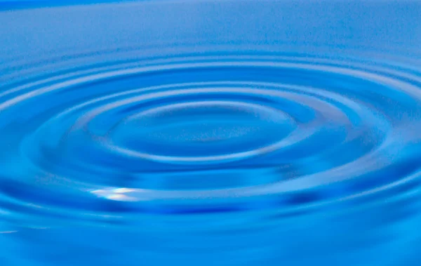 Goccia d'acqua in blu — Foto Stock