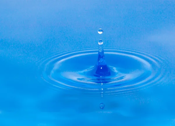 Kropla wody w kolorze niebieskim — Zdjęcie stockowe