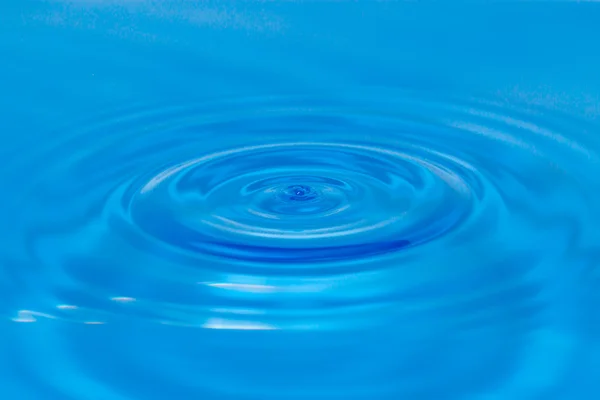 Druppel water in blauw — Stockfoto