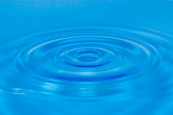 Druppel water in blauw — Stockfoto