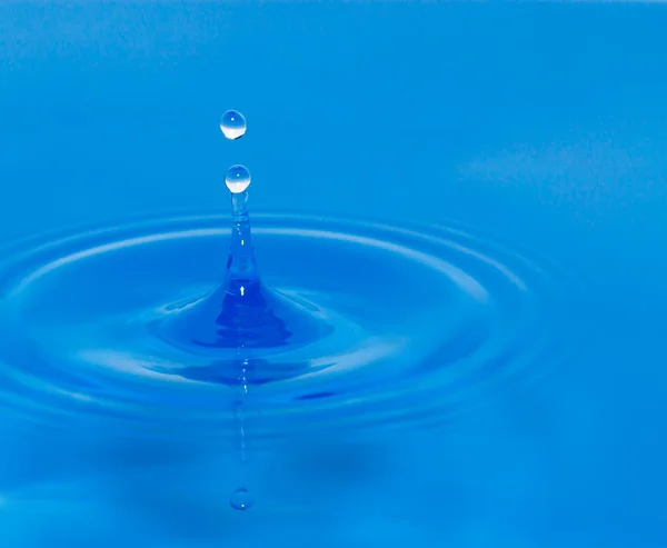 Крапля води в синьому — стокове фото