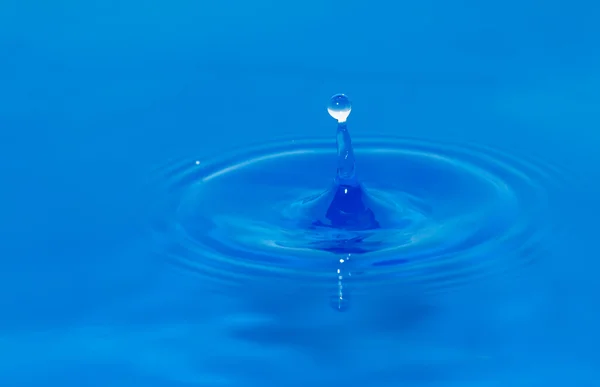 Gota de água em azul — Fotografia de Stock