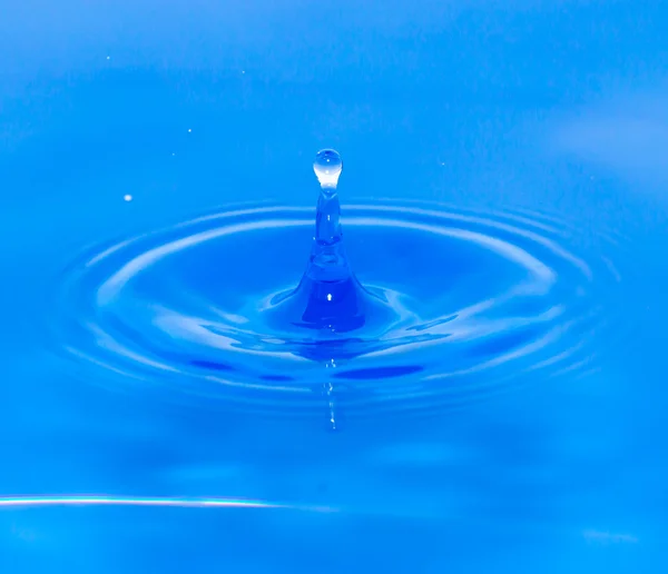 Vannfall i blått – stockfoto