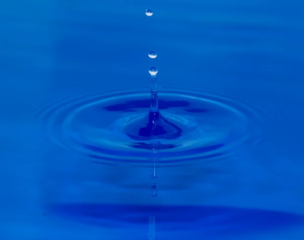 Wassertropfen in Blau — Stockfoto