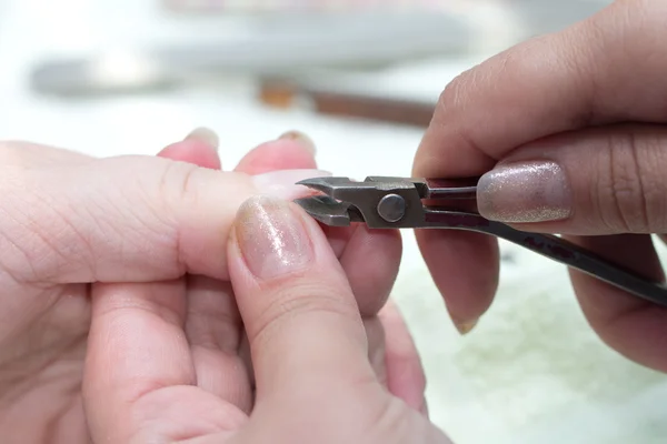 Varnished fingers in the beauty salon — Stock Photo, Image