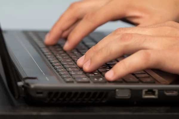 Work with your fingers on the keyboard on a laptop — Stock Photo, Image