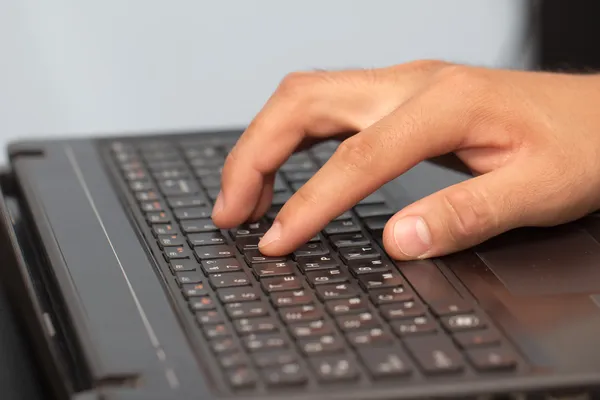 Work with your fingers on the keyboard on a laptop — Stock Photo, Image