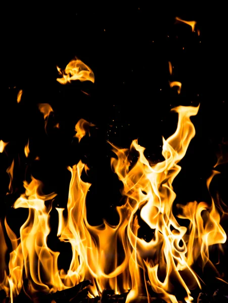 Fondo abstracto. llamas de fuego sobre un fondo negro — Foto de Stock