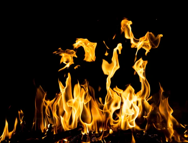 Fondo abstracto. llamas de fuego sobre un fondo negro — Foto de Stock