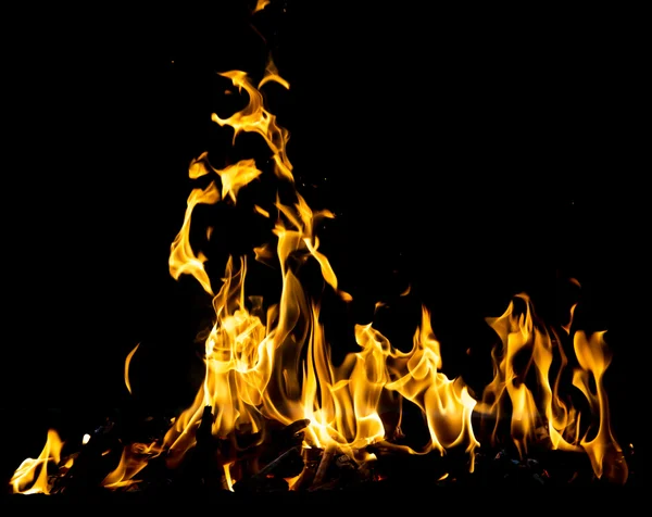 Abstracte achtergrond. vuur vlammen op een zwarte achtergrond — Stockfoto