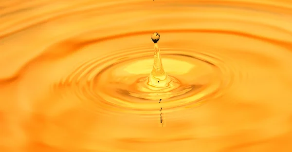 Background of beautiful golden water. macro — Stock Photo, Image