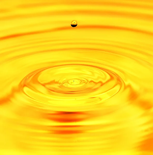 Background of beautiful golden water. macro — Stock Photo, Image