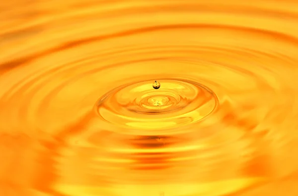 Achtergrond van mooie gouden water. macro — Stockfoto