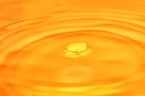 美丽的金色水的背景。宏 — 图库照片