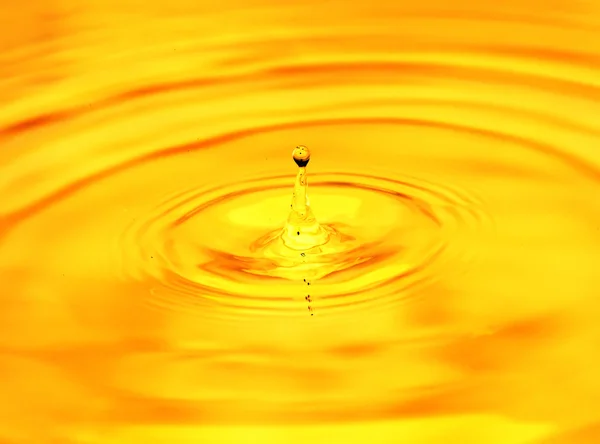 Background of beautiful golden water. macro — Stock Photo, Image