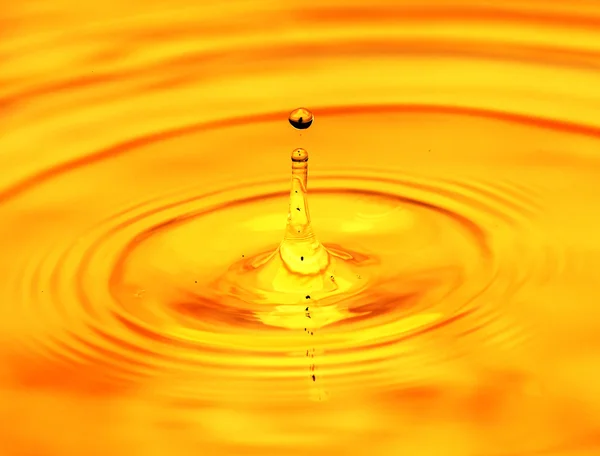 Background of beautiful golden water. macro — Stock Photo, Image