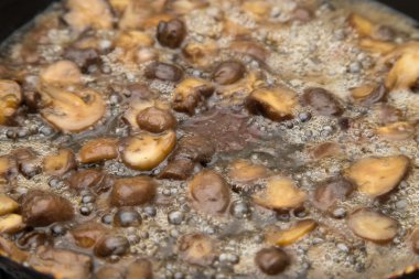 bir tencerede kızartılır champignon mantar