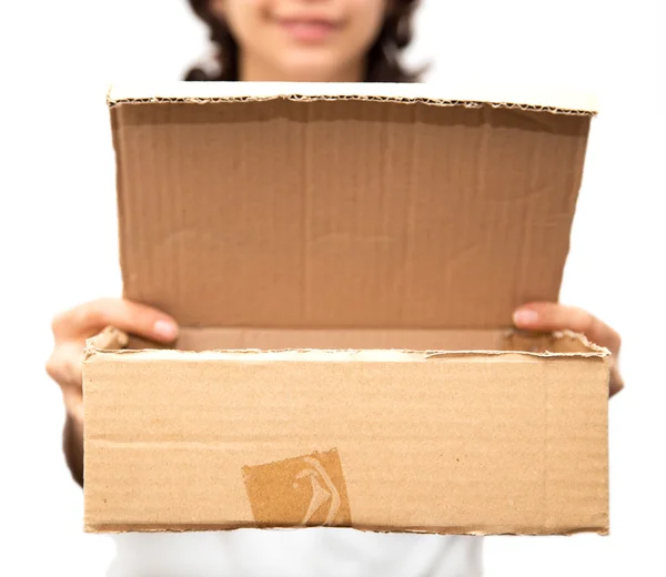 Chica con una caja sobre un fondo blanco — Foto de Stock