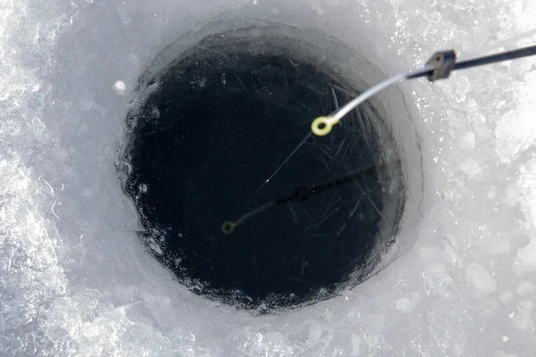 Fiske linje i hål borras i isen — Stockfoto