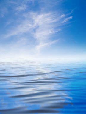 su yansıması ile bulutlar