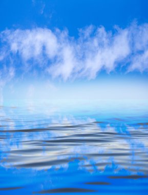 su yansıması ile bulutlar