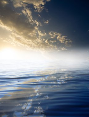 su yansıması ile bulutlar